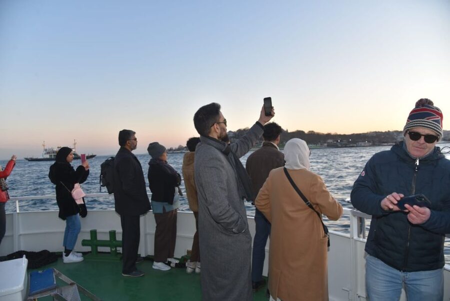 Istanbul: Explore Bosphorous on a Sunset Boat Cruise - The 2–3 hour schedule that makes sense