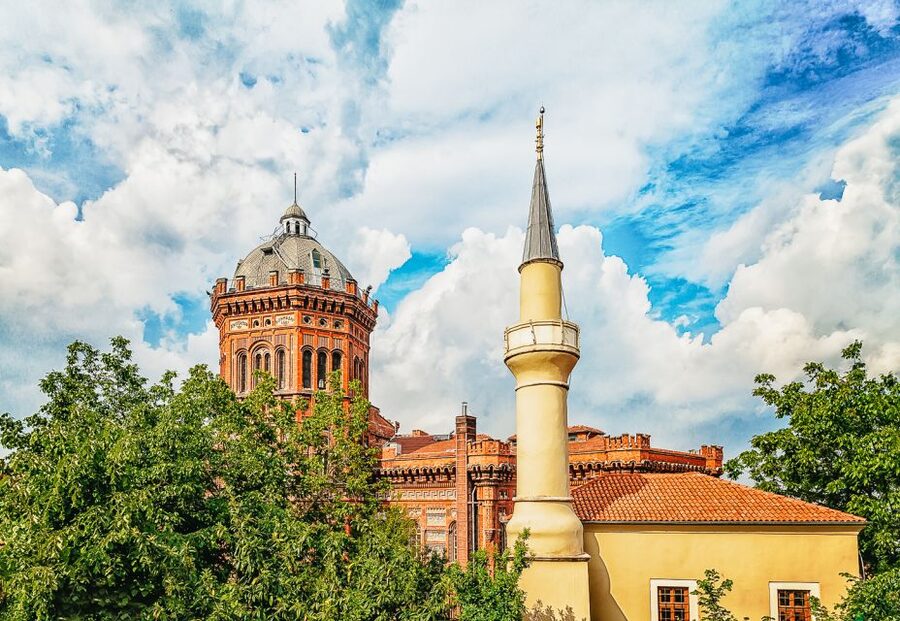 Istanbul: Fener, Balat, Old Greek and Jewish Quarter Tour - Balat streets and churches: why this neighborhood feels calmer