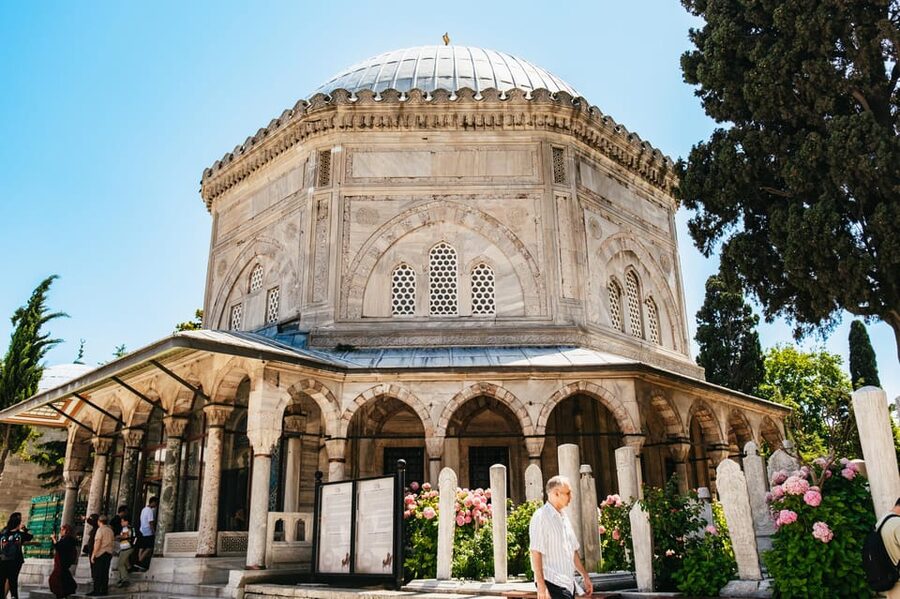 Istanbul: Hagia Sophia, Blue Mosque, Suleymaniye Mosque Tour - Sultanahmet break: coffee, tea, and time to reset