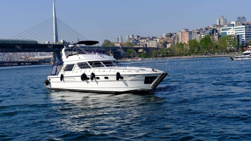 Istanbul: Luxury Yacht on Bosphorus - A 20m private yacht on the Bosphorus: what you’re really buying