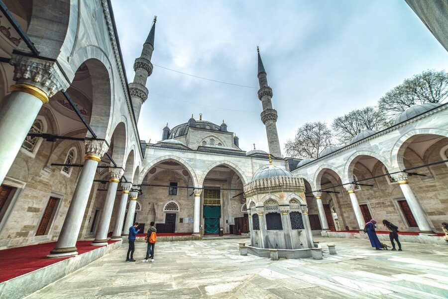 Istanbul: Maiden Tower visit, Istanbul Europe & Asian Tour - Yeni Valide Mosque: Ottoman scale, quiet interiors, and a calm pause