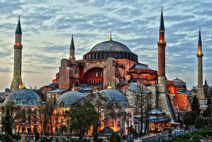 Istanbul: Old Town Tour and Bosphorus Lunch Cruise - Lunch on a Private Yacht: Views That Come With a Real Meal