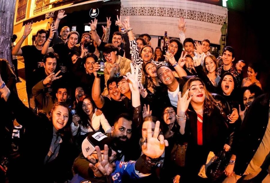 Istanbul: Party Pub Crawl with Party Bus - Why a Party Bus Pub Crawl Works in Istanbul
