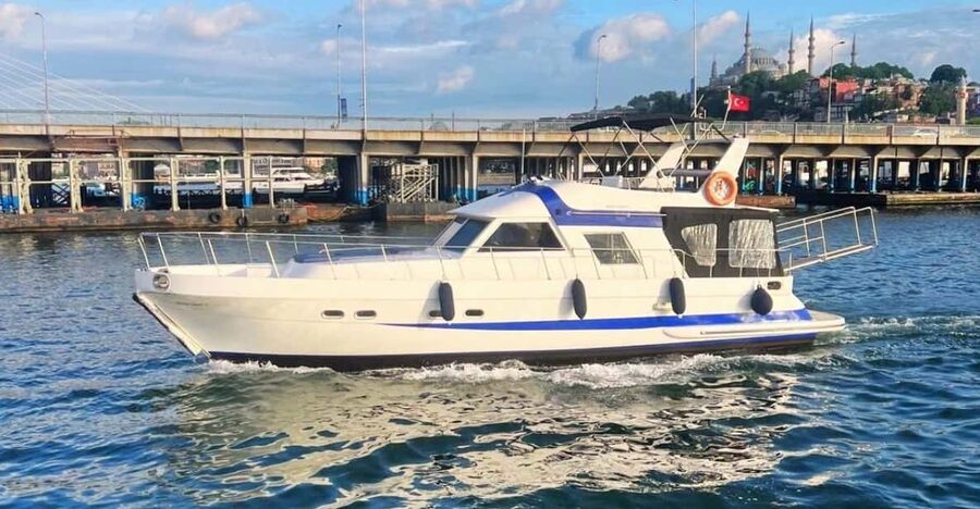 İstanbul:Private Luxury Yacht on Bosphorus 14 Meter(46 feet) - Who should book this Bosphorus yacht charter
