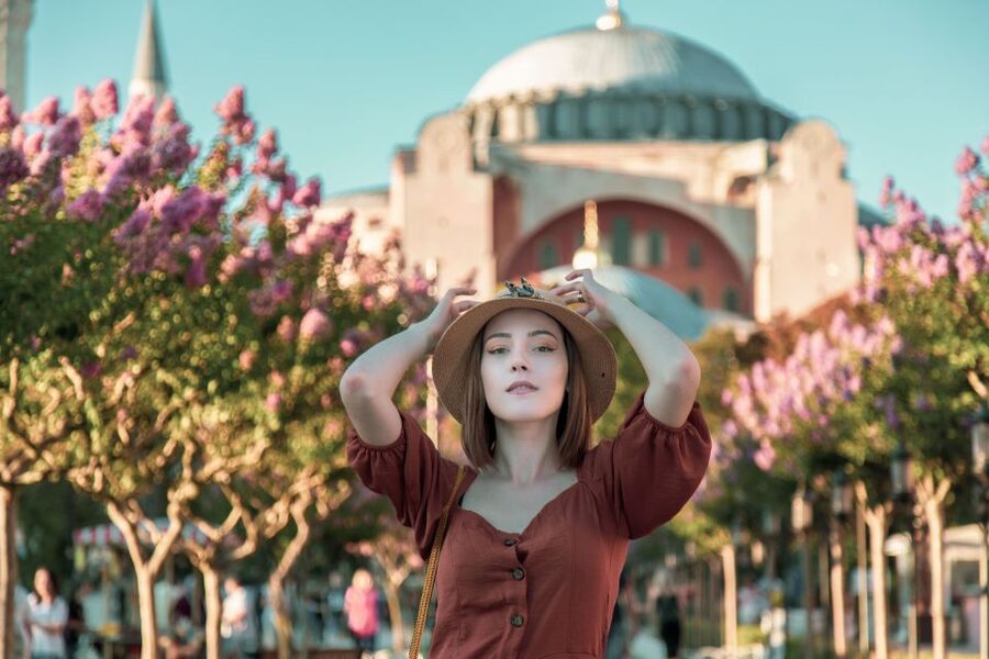 Istanbul: Private photoshoot at Hagia Sophia&Blue Mosque - Meeting at Sultan Ahmet Park: getting started without chaos