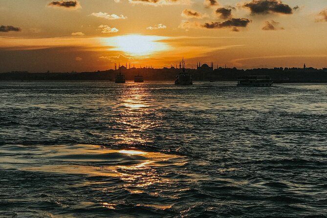 Istanbul Private Yacht Sunset Tour - 2 Hours - Topkapi Palace to Maiden’s Tower: two icons, two moods