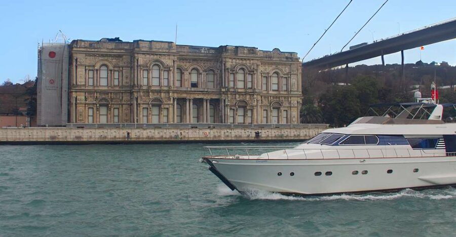 İstanbul: Sunset Cruise with Refreshments - A 2-hour Bosphorus sail on a 25-meter luxury yacht