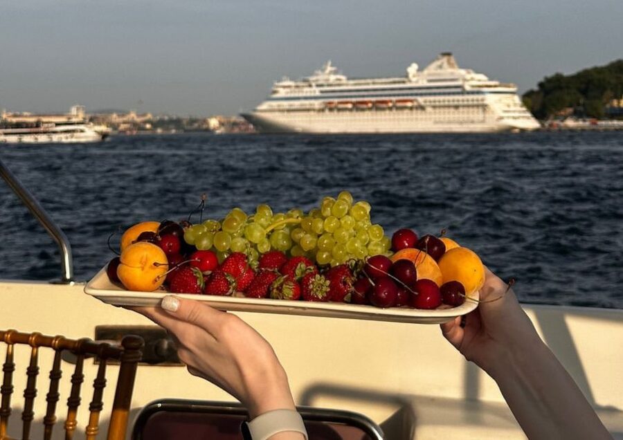 Istanbul: Sunset or Day Small-Group Yacht Cruise with Snacks - Snacks, tea, coffee, and the homemade mini pizza payoff