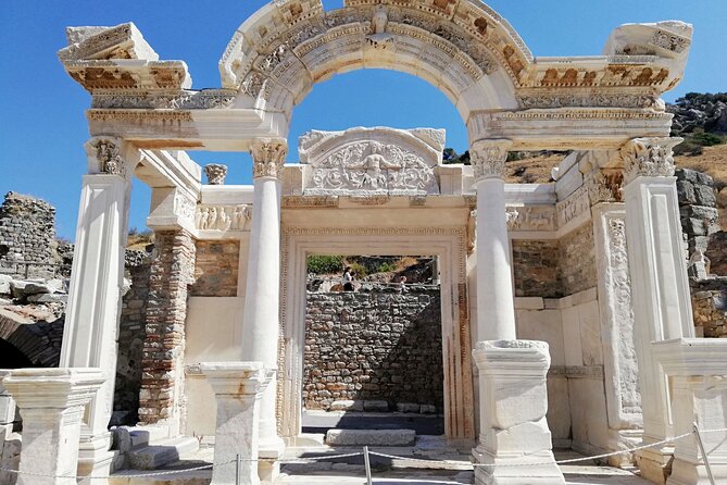 Istanbul to Ephesus Full Day Private Tour with Domestic Flights - Lunch at the carpet-weaving garden: a meal with culture attached