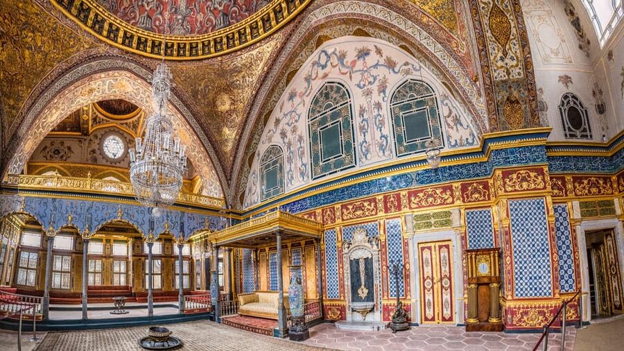 Istanbul: Topkapi Palace and Harem Guided Tour - The Topkapi Palace walk-through: courtyards, treasures, and Ottoman power