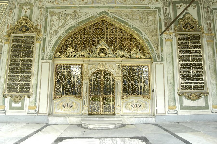 Istanbul: Topkapi Palace and Harem Ticket with Audio Guide - Meeting the host at Chimney Bistro’s red City Windows kiosk
