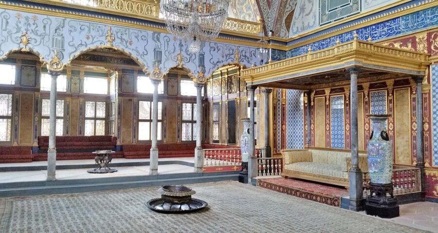 Istanbul: Topkapi Palace Guided Tour - The collections you came for: porcelain, crystal, silver, and weapons