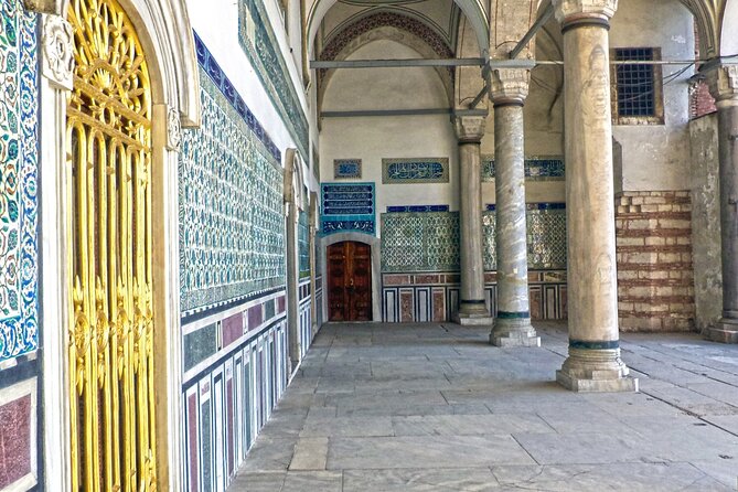 Istanbul: Topkapi Palace Guided Tour and Skip The Line - Group logistics near Sultanahmet: why meeting point accuracy matters