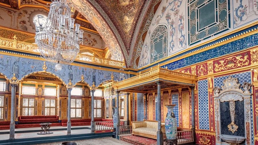 Istanbul: Topkapi Palace Guided Tour w/ Skip-the-Ticket-Line - Inside Topkapi: opulent rooms and courtyards with real context