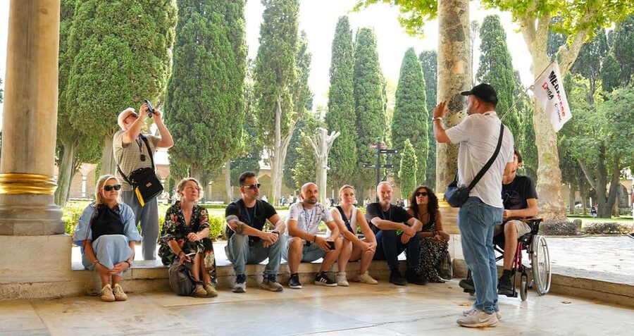 Istanbul: Topkapi Palace & Harem Express Highlight Tour - Skip the lines at Topkapi: what your 1-hour intro really covers
