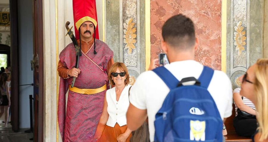 Istanbul: Topkapi Palace & Harem Express Highlight Tour - The palace highlights walk: courtyards, council halls, and power spaces