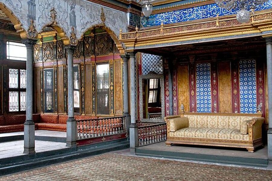 Istanbul: Topkapi Palace & Harem Express Highlight Tour - Guides and group feel: what makes a difference inside a palace this big
