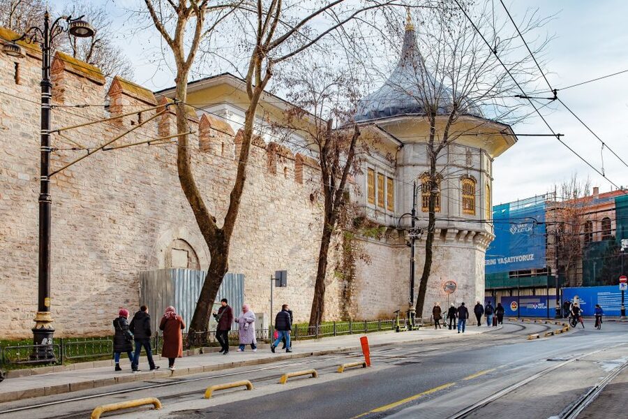 Istanbul: Two Continents Evening Bus Tour with Commentary - Dolmabahçe Palace and Beylerbeyi Palace Drives: Two Palaces, Two Moods