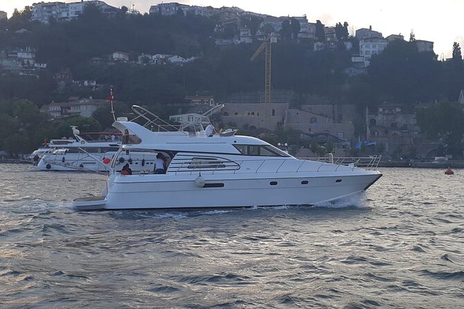Private Yacht Voyage : Music, Wine & Snacks for Groups - Who this yacht voyage suits best