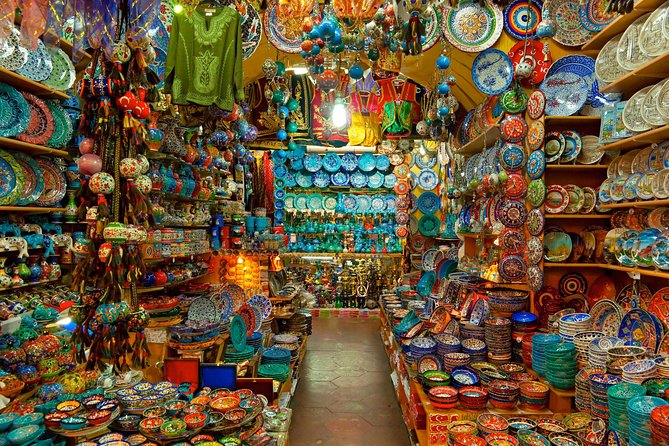 Shopping in Grand Bazaar - Entering the Grand Bazaar at 9:00am: why you want a guide
