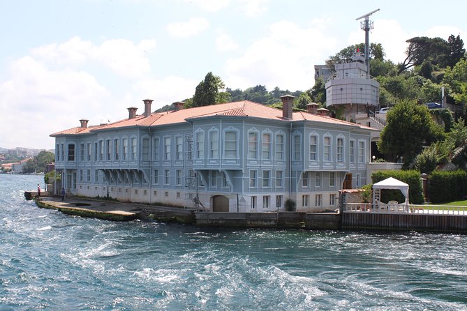 Small Group Full-Day Istanbul: Old City, Bosphorus Cruise & Lunch - Lunch in Istanbul: 3 Courses, Vegetarian Option, and What’s Included