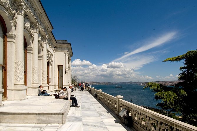 Small-Group Topkapi Palace and Harem Tour with Tickets - Sultanahmet Square: the best place to start