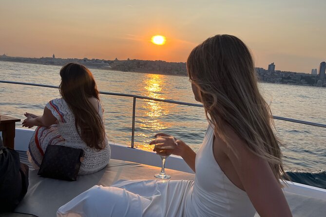 Small Group Yacht Tour With Unlimited Wine, Fruits & Mixed Nuts - Key highlights you’ll feel fast