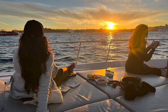 Small Group Yacht Tour With Unlimited Wine, Fruits & Mixed Nuts - What a small-group Bosphorus yacht tour gets right