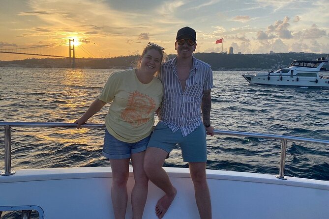 Sunset Cruise on Luxury Yacht with Transfers - Üsküdar and Maiden’s Tower: the classic Istanbul moment