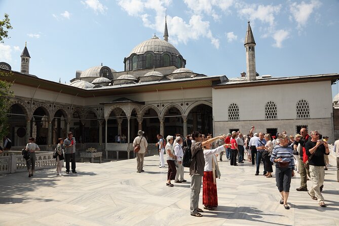 Topkapi Palace and Harem Guided tour with Skip-the-Line Tickets - Skip-the-line at Topkapi: the meeting spot and why it matters