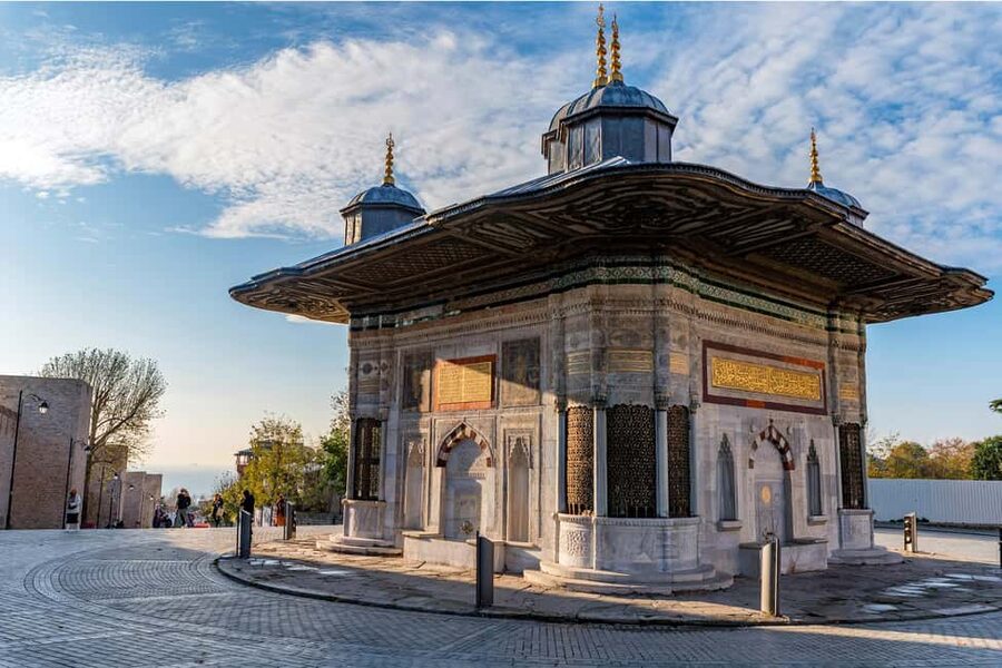 Topkapi Palace and Harem Skip-the-Line-Tickets & Audio Guide - Chimney Bistro meeting point and the timed entry rhythm
