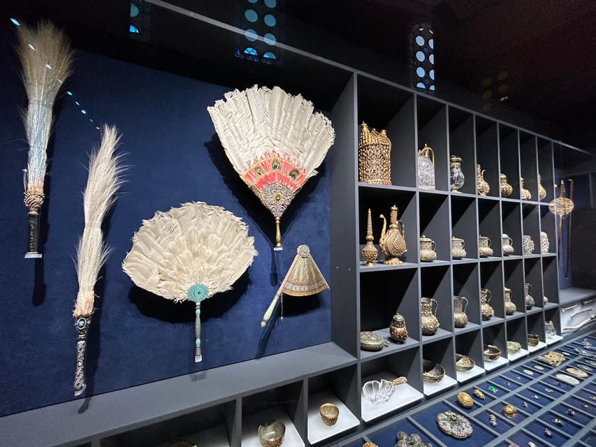Topkapi Palace and Harem Skip-the-Line-Tickets & Audio Guide - What to watch for inside: Ottoman courts, royal objects, and Bosphorus views