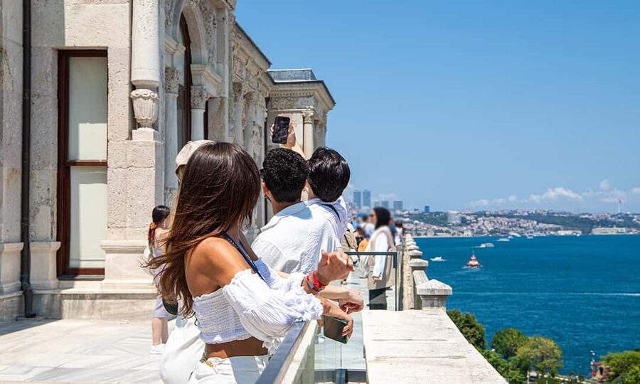 Topkapi Palace + Basilica Cistern Tickets & Audio Guide - Fast Track at Topkapi: meeting at Chimney Bıstrio (and the host rule)