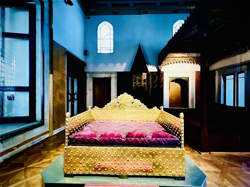 Topkapi Palace&Harem-Guided Tour-Skip lines- All tickets inc - Treasury Power and Holy Relics: Diamonds, Daggers, and Moses