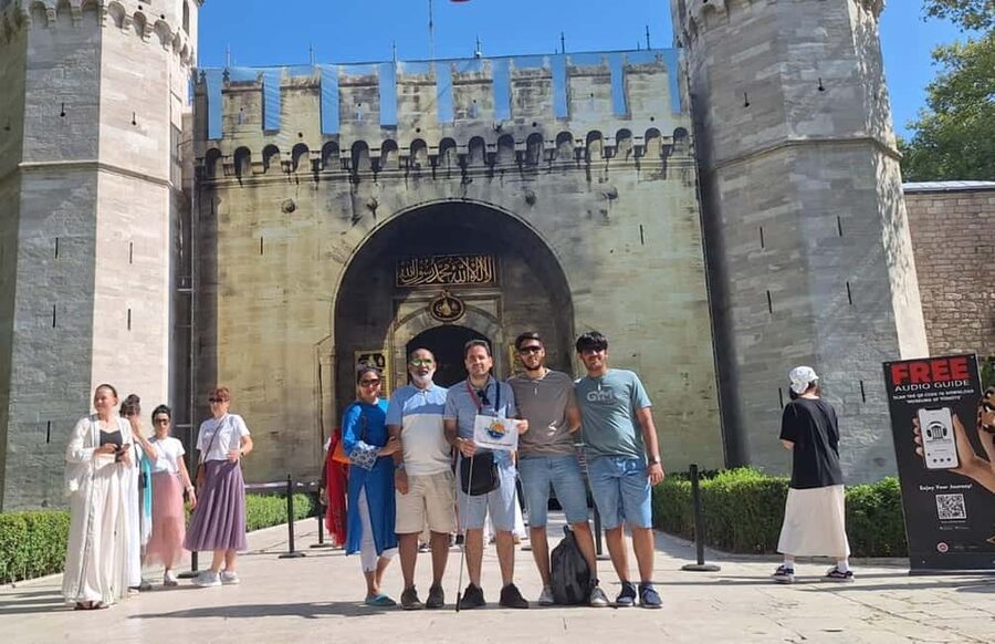 Topkapi Palace & Harem, Skip-the-Line SMALL GROUP - Meeting at Mimar Mehmetağa or the shop: how to find your guide