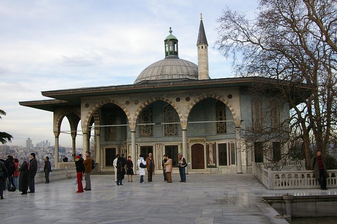 Topkapi Palace Skip-The-Line Entry with Guided Tour - Meeting your host at the Fountain of Sultan Ahmed III