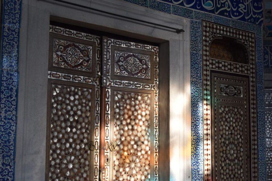 Topkapi Palace Tour: Scenes of the Ottoman Empire - The palace rooms: tiles, royal chambers, and sacred artifacts (with meaning)
