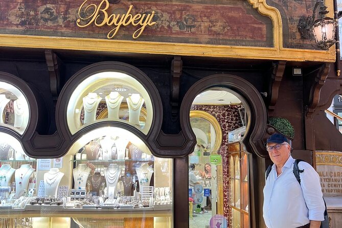Tours of the Grand Bazaar of Istanbul with its Terraces and Behind the Scenes - Apple tea and lokum: the break that makes the whole tour work