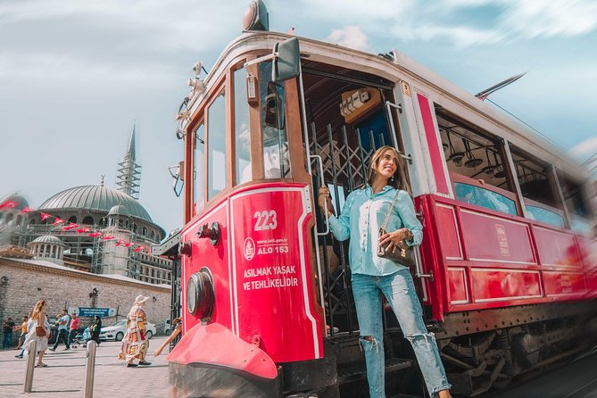 Unforgettable Moments in Istanbul: Photo Shoot for Couples - The Shooting Flow: Comfort, Posing, and Real-Life Direction